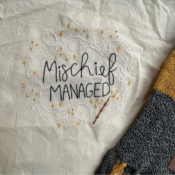 Hand Embroidered Harry Potter Tote Bag and Scarf Hufflepuff - Picture 2 of 5